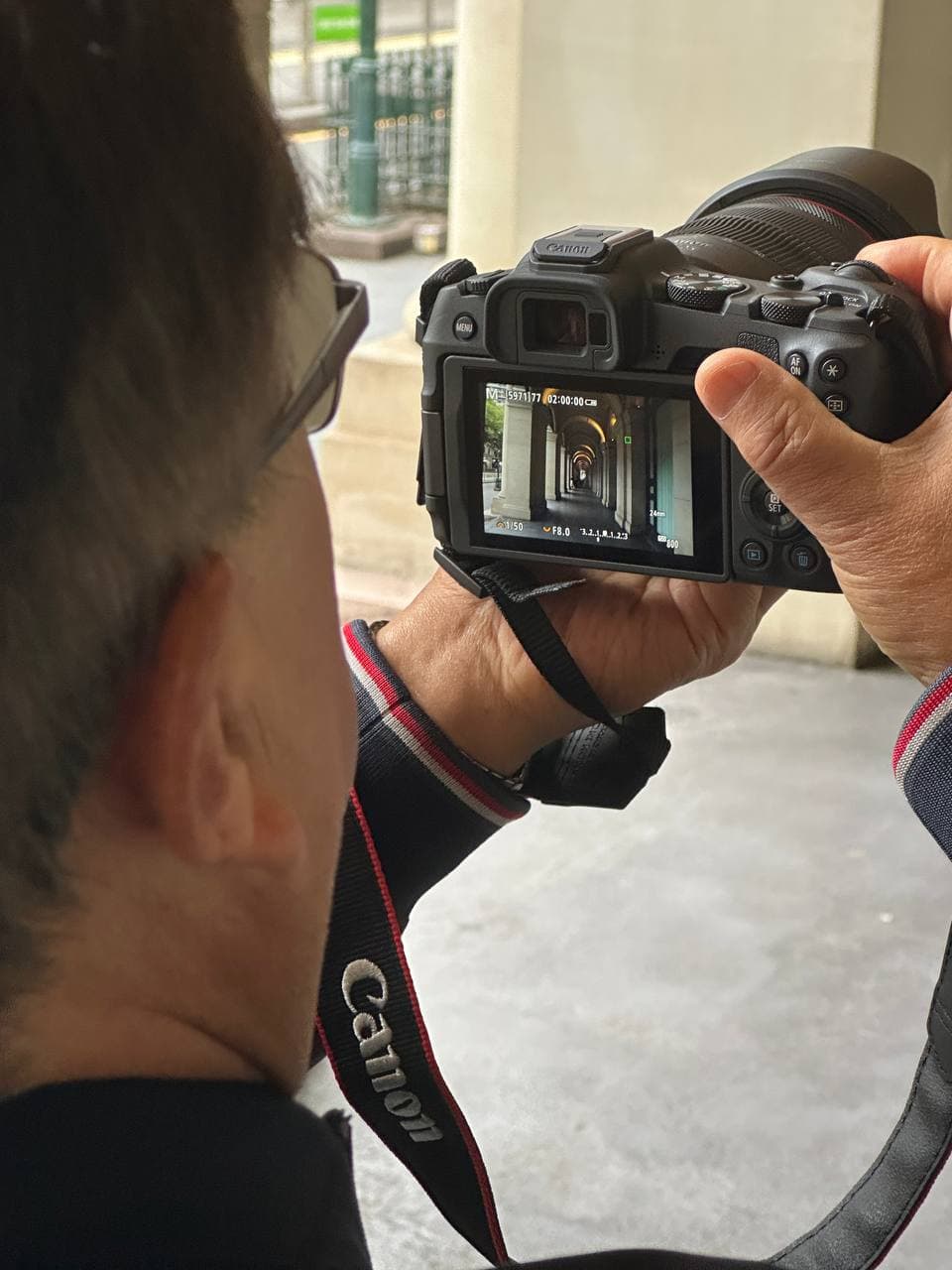 Canon R8 LCD screen showing manual mode settings - 1/60s, f/8, ISO 800 - during a Melbourne photography course