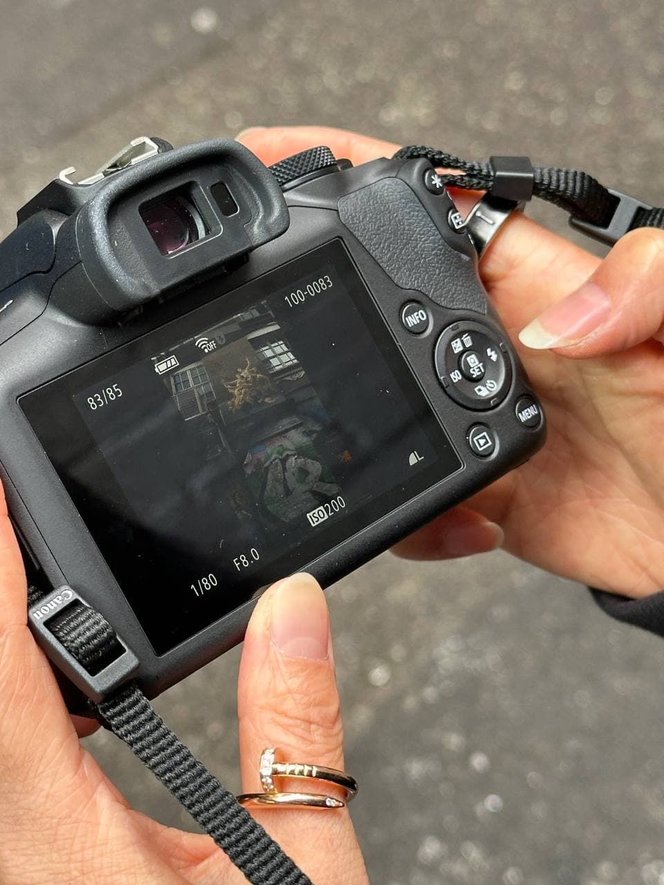 Canon R100 LCD screen showing manual mode settings: 1/80s, f/8.0, ISO 200 during a Melbourne photography course